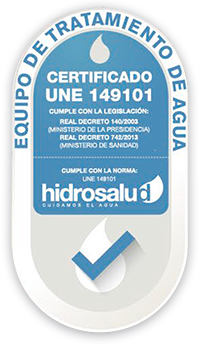 Imagen del certificado UNE 149101 para equipos de tratamiento de agua, emitido por Hidrosalud. El certificado asegura el cumplimiento de la normativa establecida por el Real Decreto 140/2003 y el Real Decreto 742/2013. La etiqueta es de forma ovalada con bordes azules y el logo de Hidrosalud en la parte inferior, indicando que el equipo cumple con la norma UNE 149101.