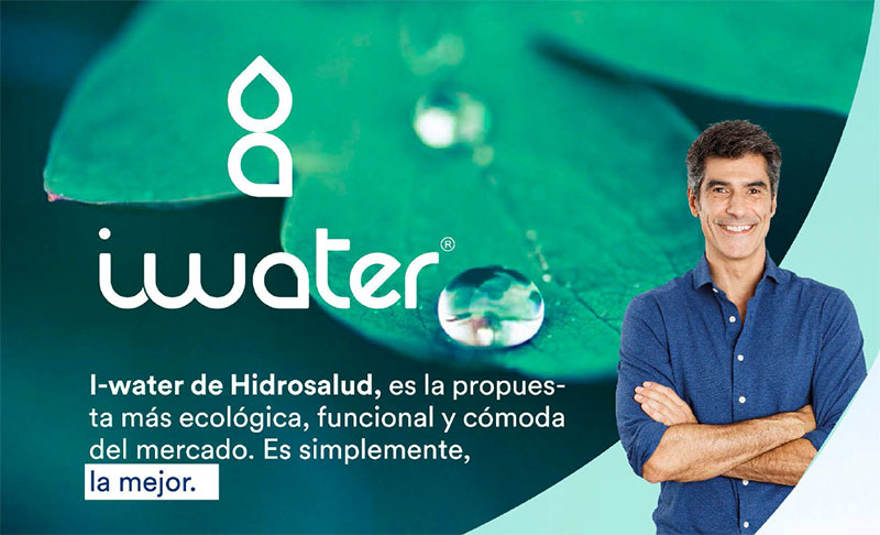 La imagen presenta al famoso presentador de televisión Jorge Fernández junto al logo de iWater, destacando las gotas de agua sobre una hoja verde, simbolizando la pureza y la ecología. Jorge Fernández respalda la propuesta de iWater de Hidrosalud, destacada por ser la más ecológica, funcional y cómoda del mercado. Este sistema de purificación de agua por ósmosis inversa es promovido como "simplemente, la mejor". Hidrosalud, a través de sus soluciones innovadoras, busca ofrecer productos de alta calidad para la purificación del agua en el hogar.